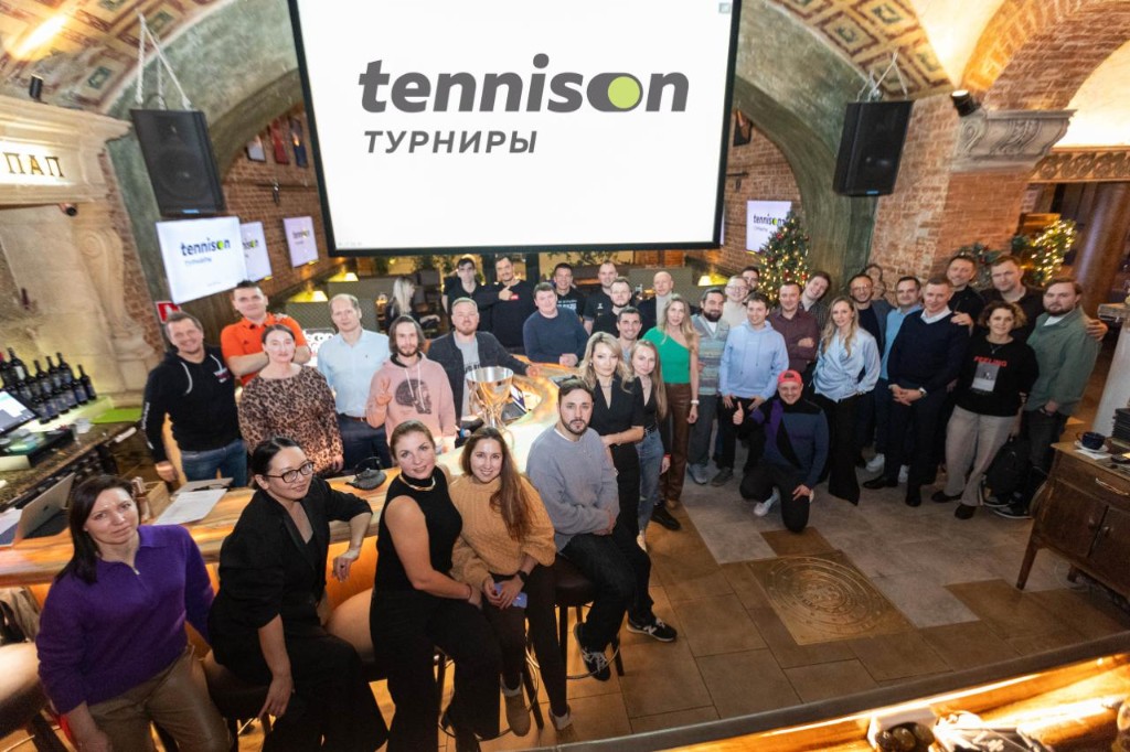 Игроки Tennison вместе после турнира