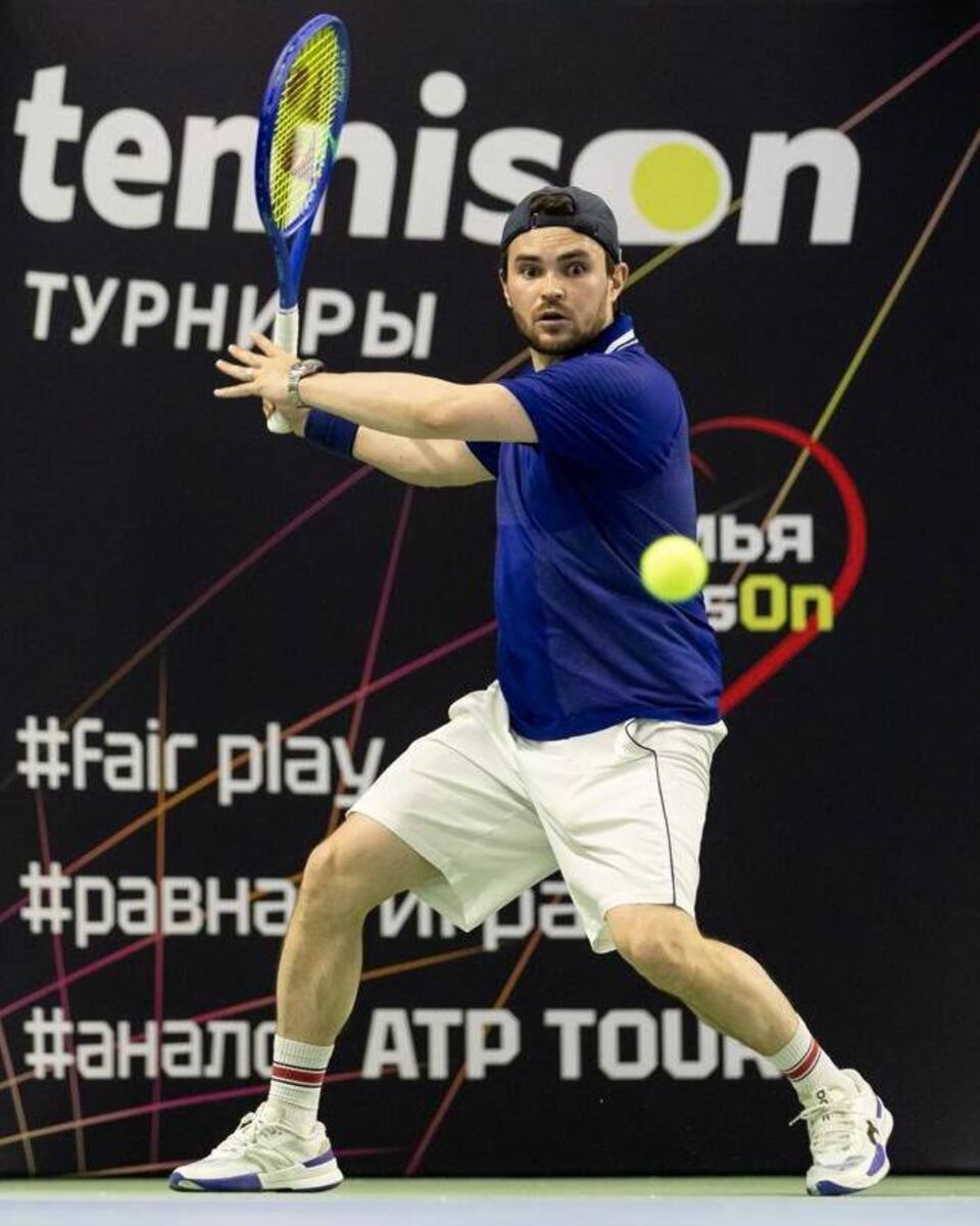 Игрок Tennison наносит удар